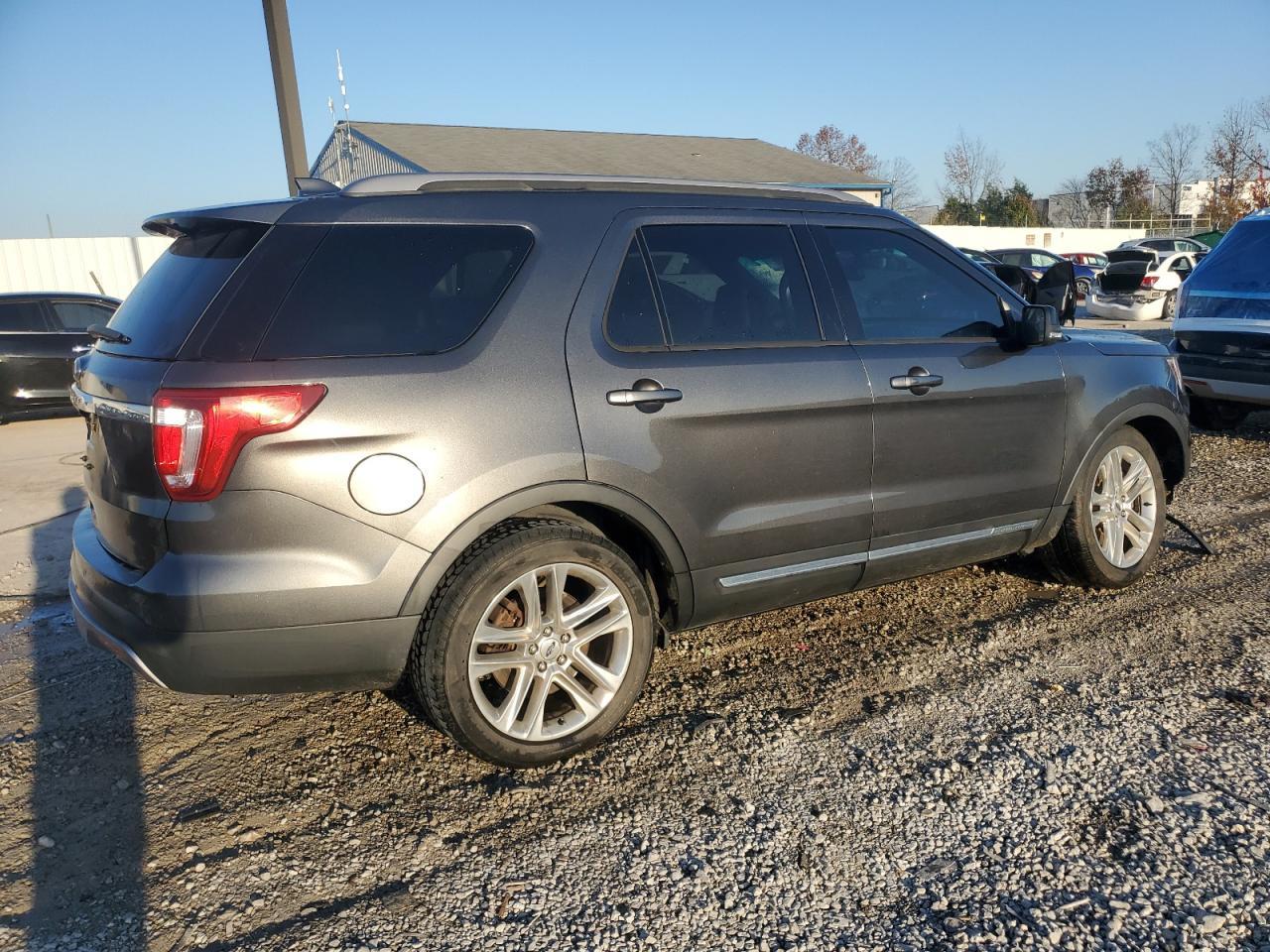 2017 Ford Explorer Xlt - Image 3