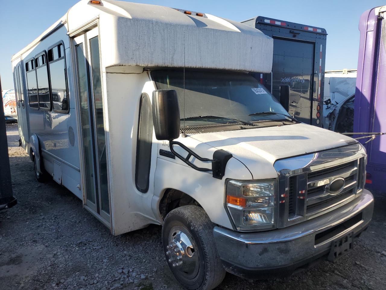 2016 Ford Econoline E450 Super Duty Cutaway Van