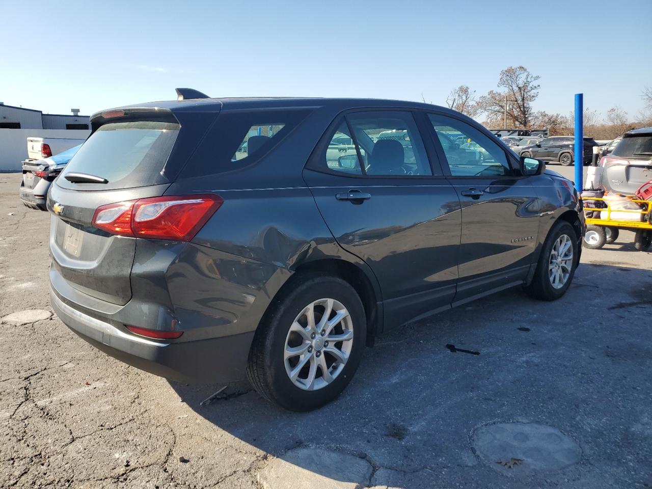 2018 Chevrolet Equinox Ls - Фото 3