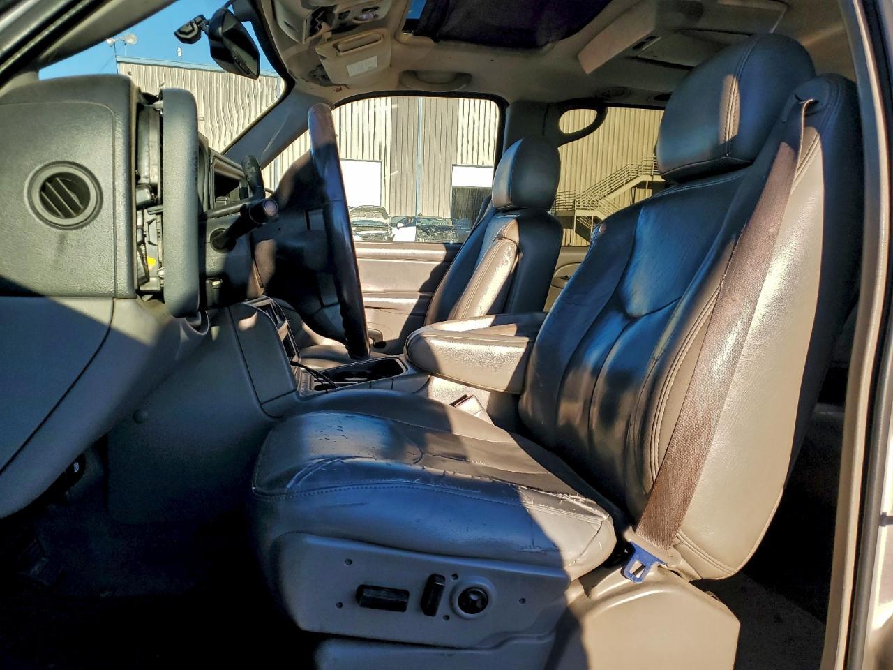 2005 Chevrolet Suburban C1500 - Image 7