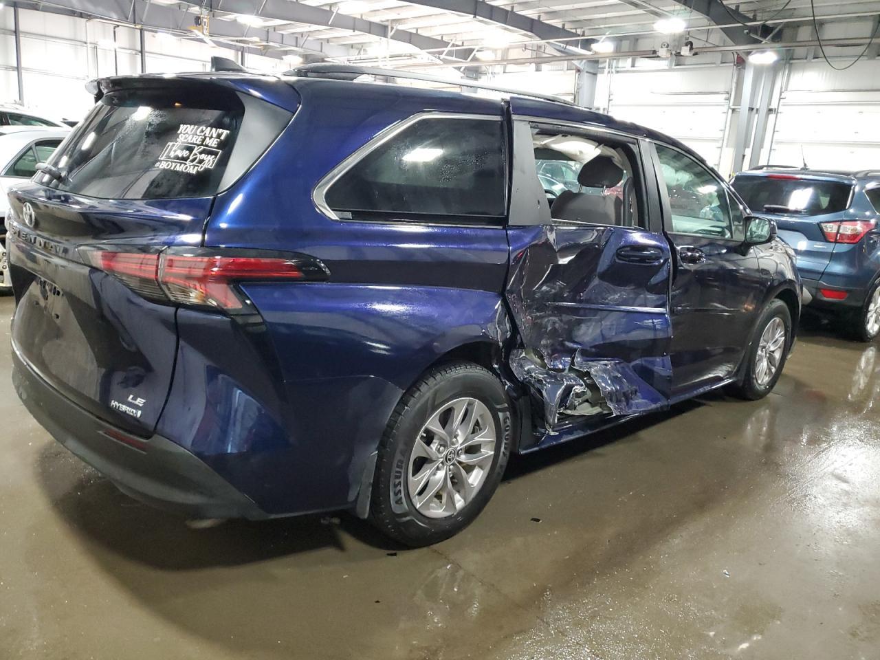 2022 Toyota Sienna Le - Фото 3