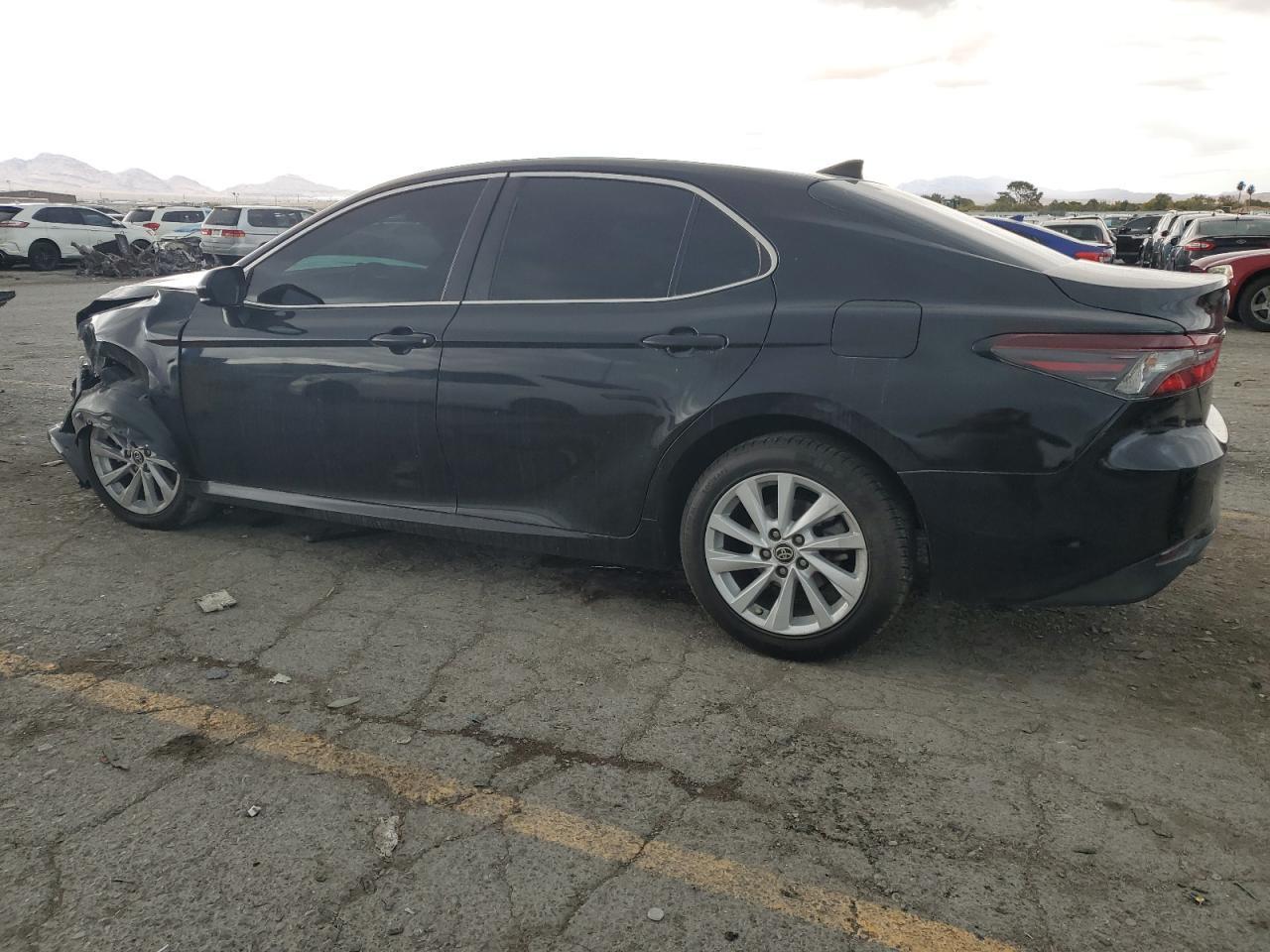 2022 Toyota Camry Le - Фото 2