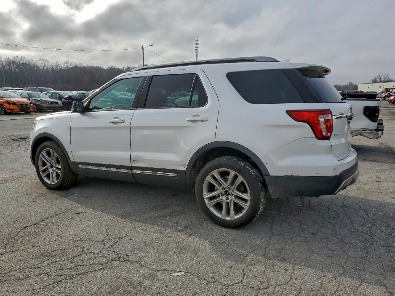 2017 Ford Explorer Xlt - Image 2