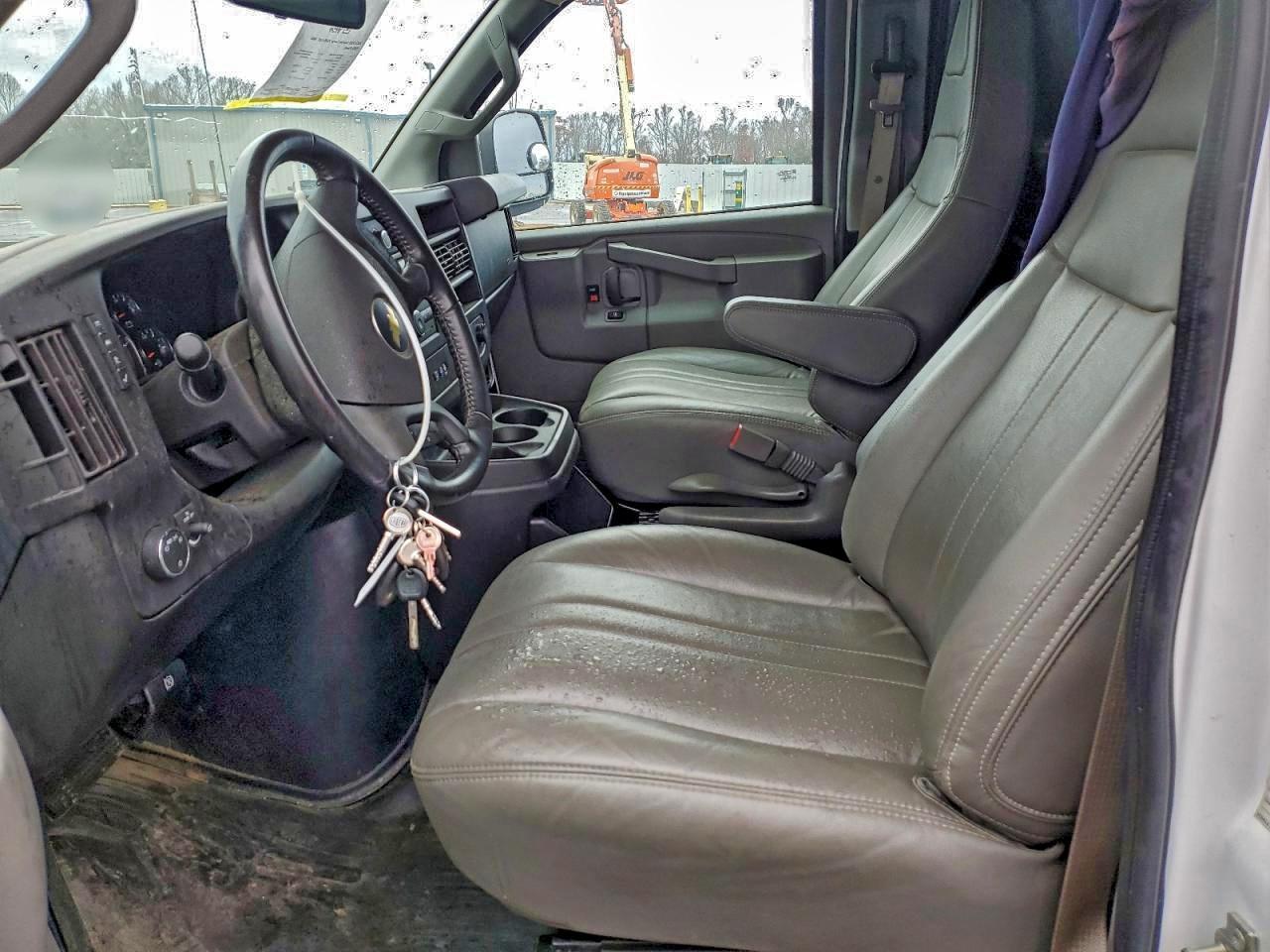 2023 Chevrolet Express 2500 Delivery Van - Фото 7