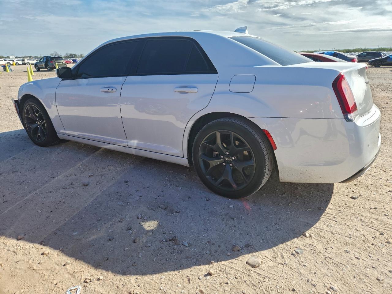 2022 Chrysler 300 S - Фото 2