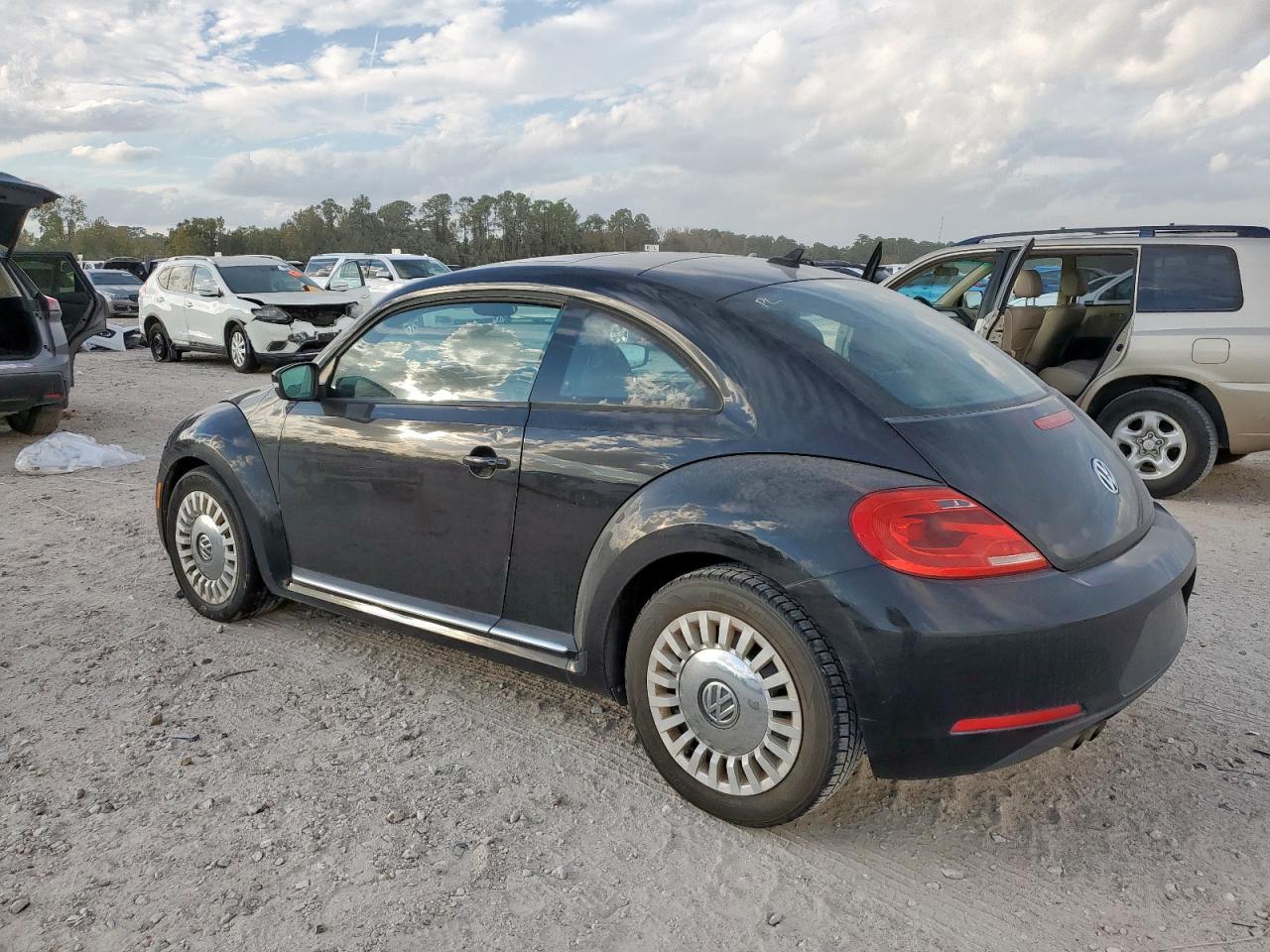 2015 Volkswagen Beetle 1.8T - Image 2