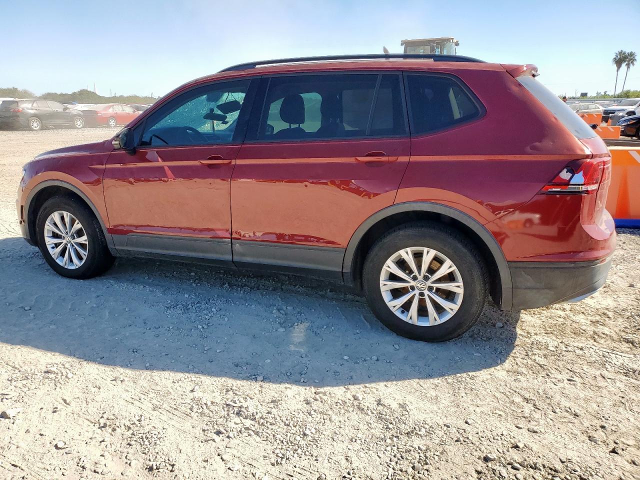 2018 Volkswagen Tiguan S - Фото 2