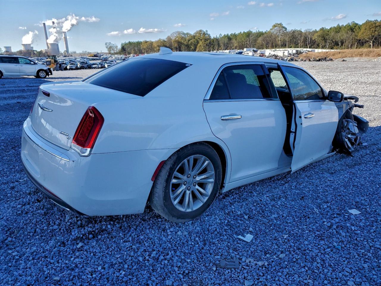 2016 Chrysler 300C - Image 3