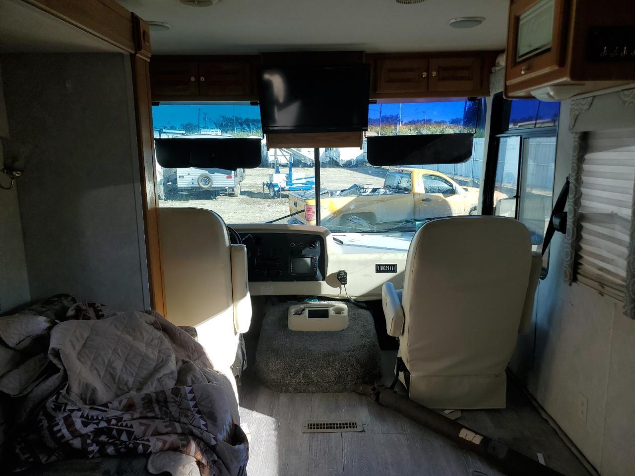 2000 Ford F550 Super Duty Stripped Chassis - Image 5