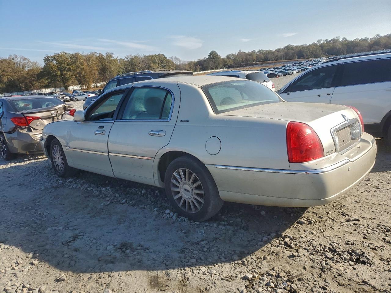 2005 Lincoln Town Car Signature - Image 2