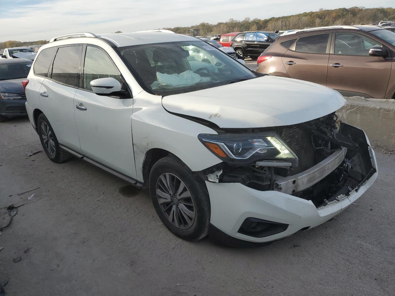 2019 Nissan Pathfinder S - Image 4