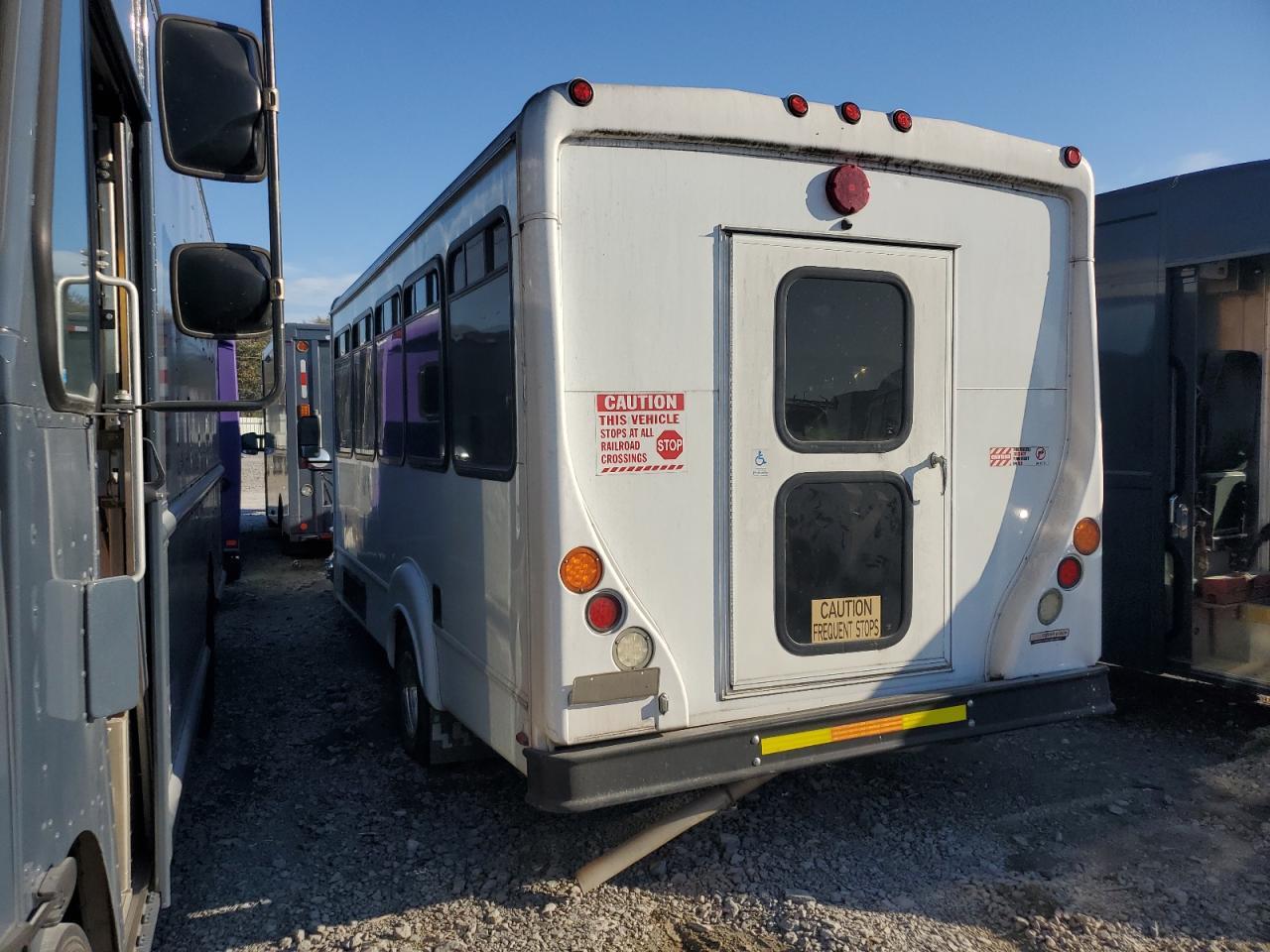 2016 Ford Econoline E450 Super Duty Cutaway Van - Фото 3