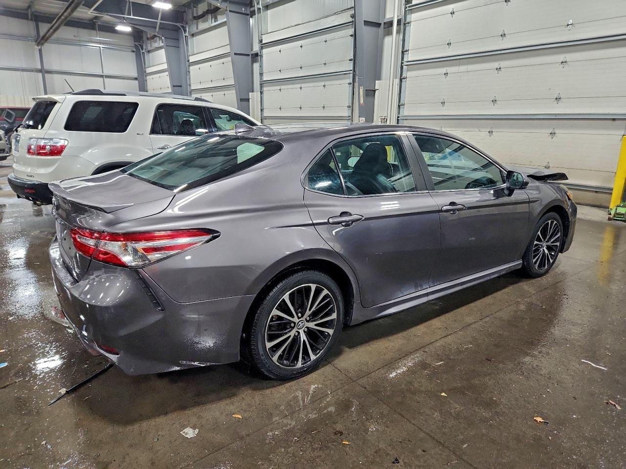 2020 Toyota Camry Se - Фото 3