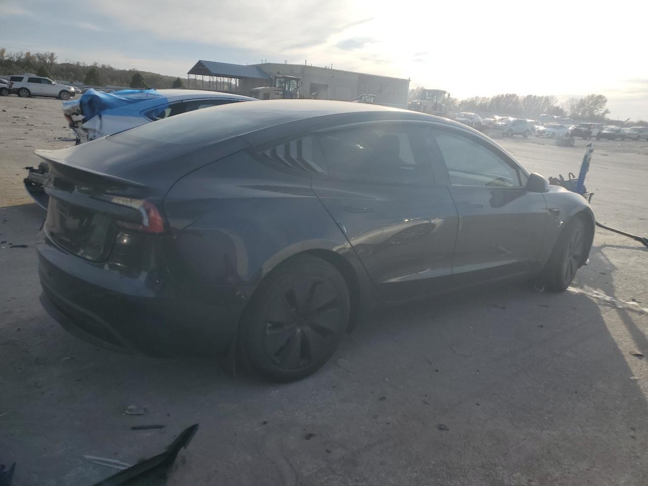 2025 Tesla Model 3 - Фото 3