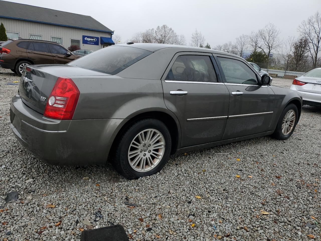 2010 Chrysler 300 Touring - Фото 3