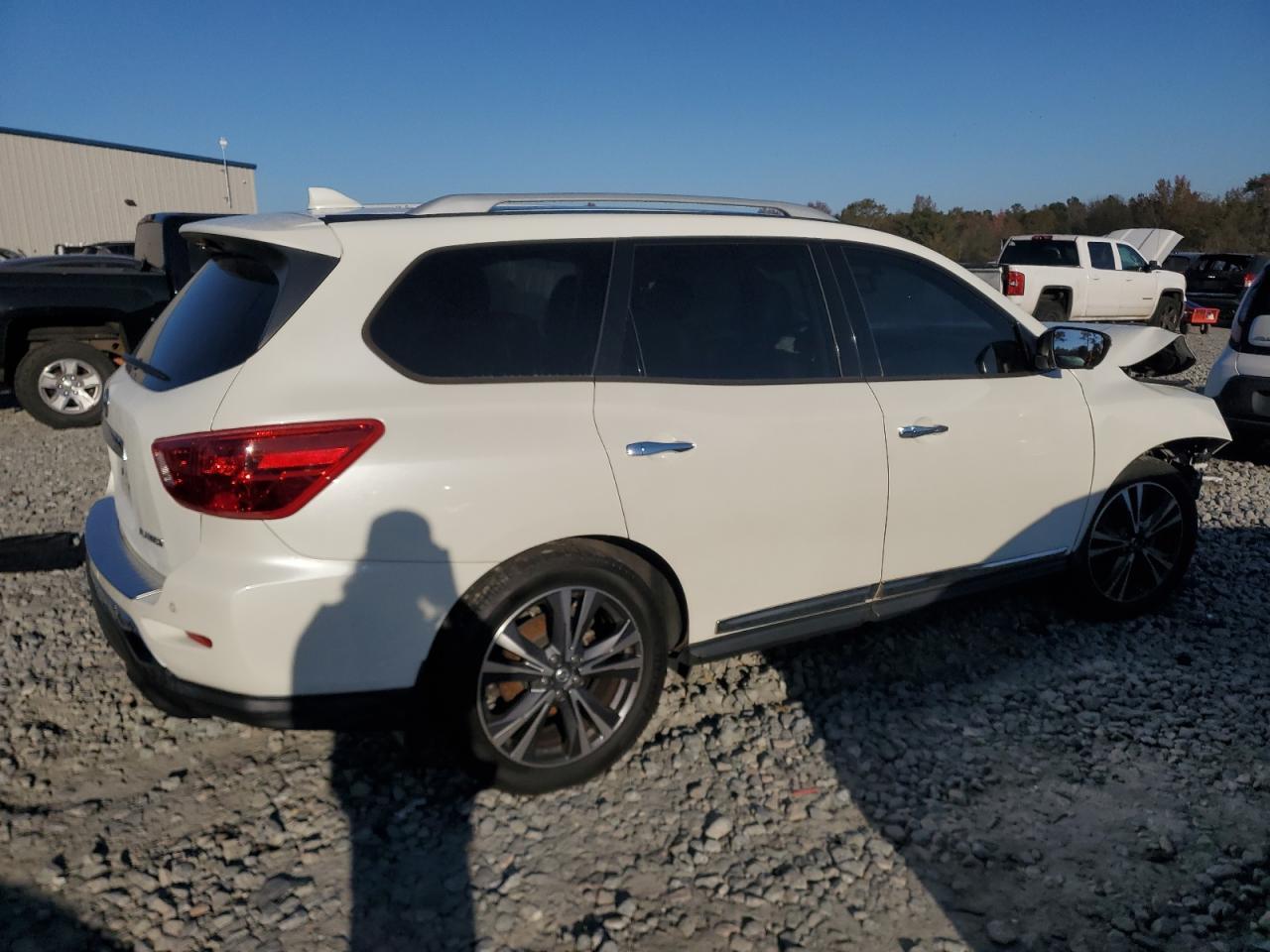2020 Nissan Pathfinder Platinum - Image 3