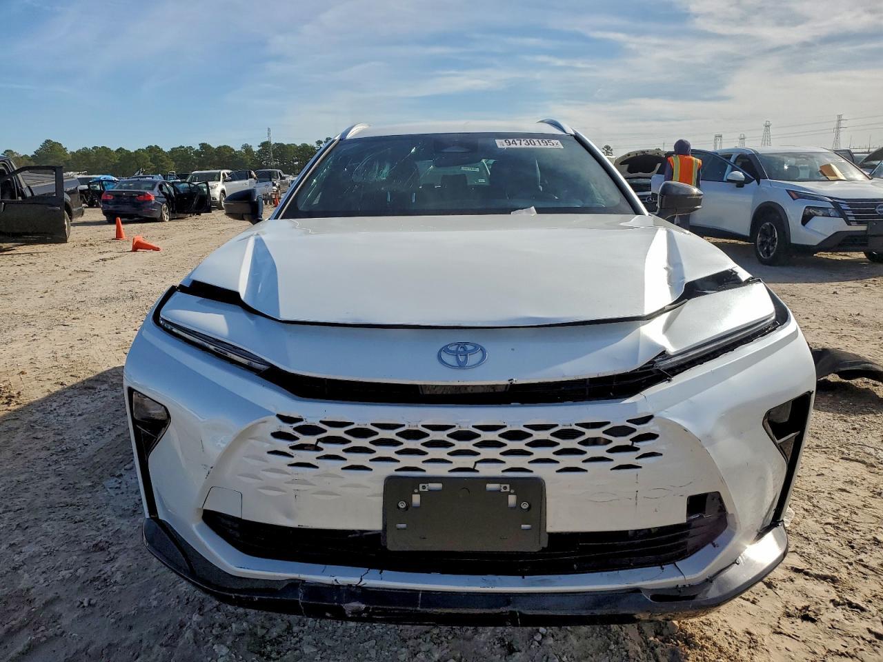 2025 Toyota Crown Signia Xle - Фото 6