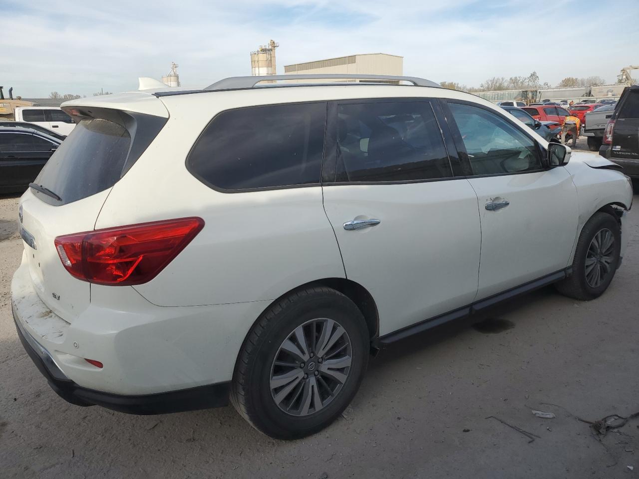 2019 Nissan Pathfinder S - Image 3