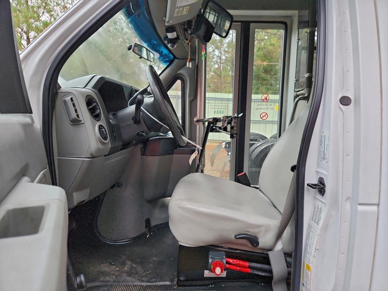 2019 Ford E350 Shuttle Bus - Image 7