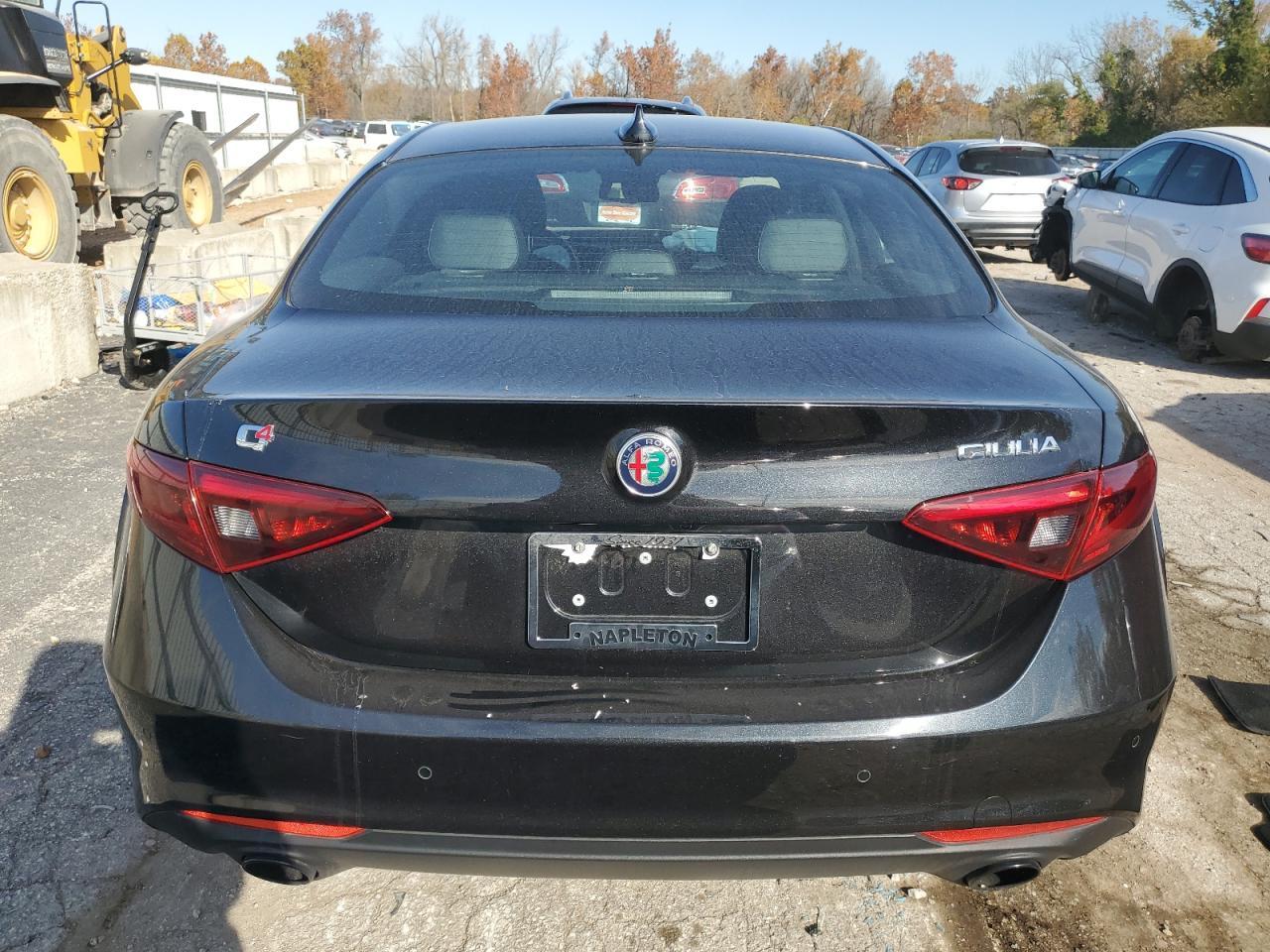 2022 Alfa Romeo Giulia - Image 6