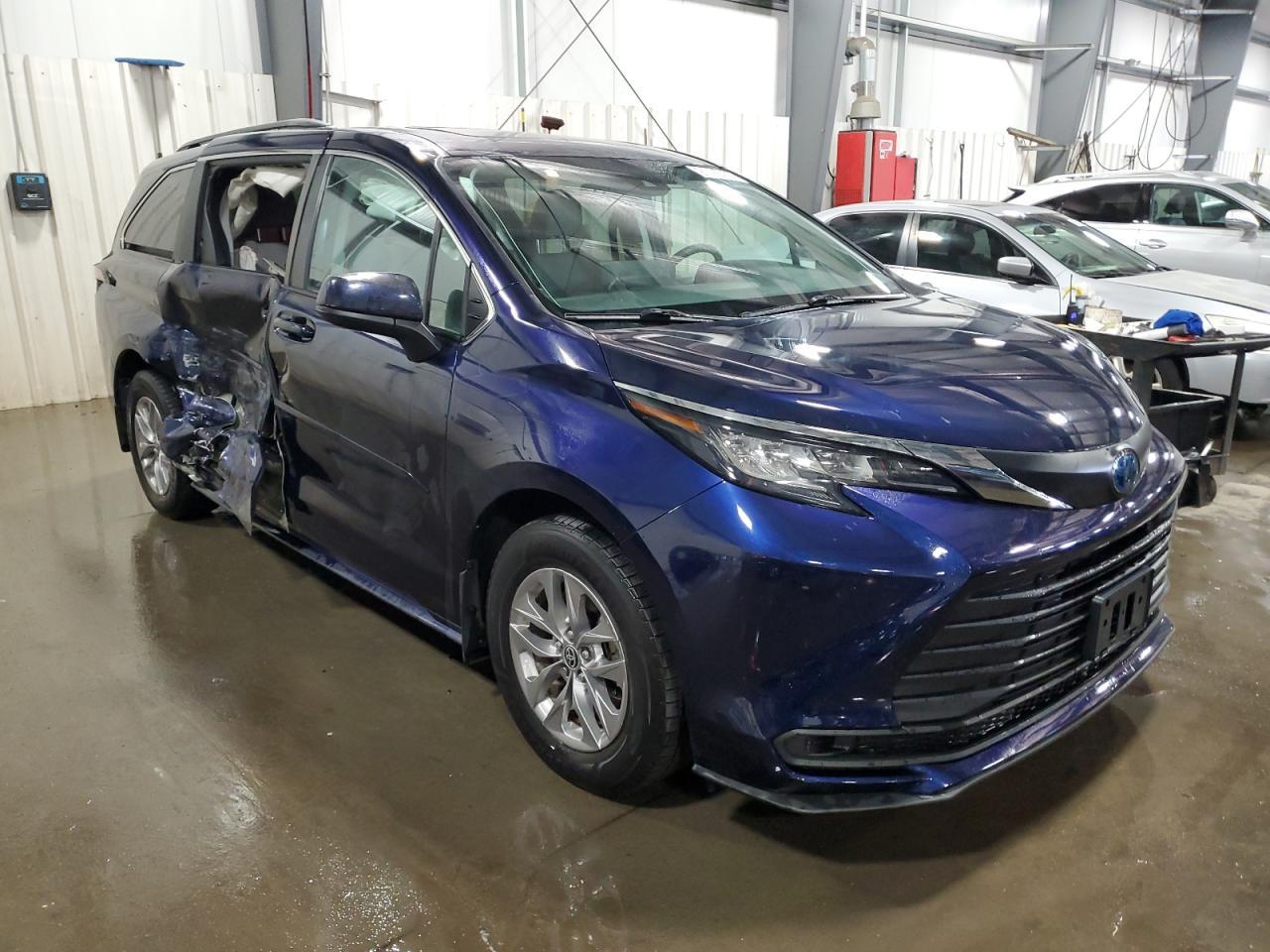 2022 Toyota Sienna Le - Фото 4