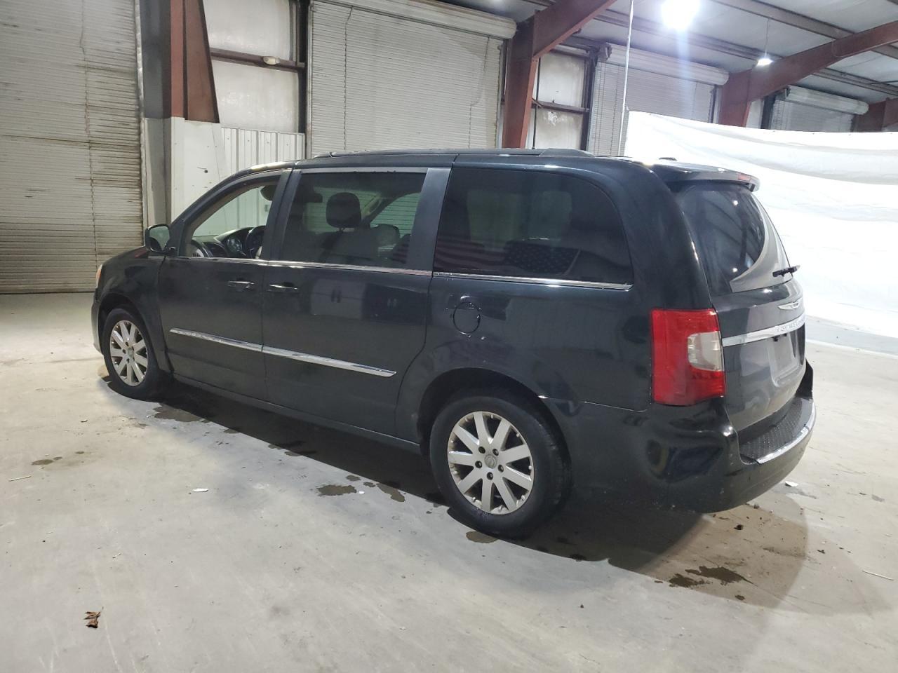 2013 Chrysler Town & Country Touring - Фото 2