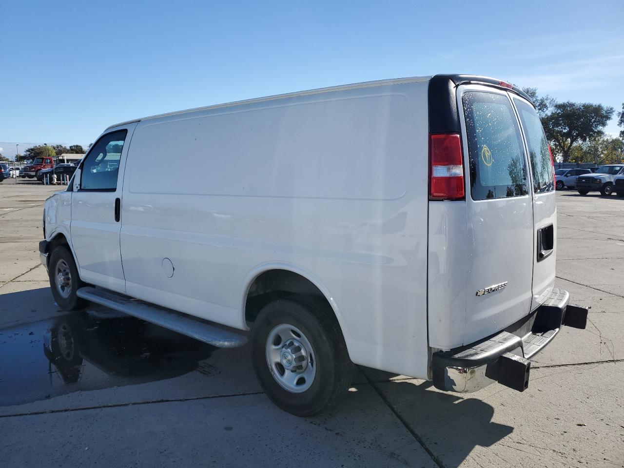 2023 Chevrolet Express 2500 Delivery Van - Фото 2