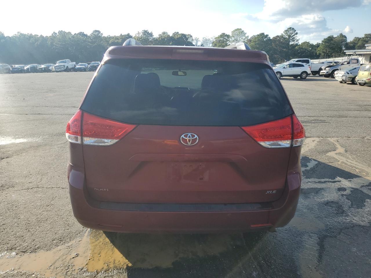 2011 Toyota Sienna Xle 8-Passenger - Image 6