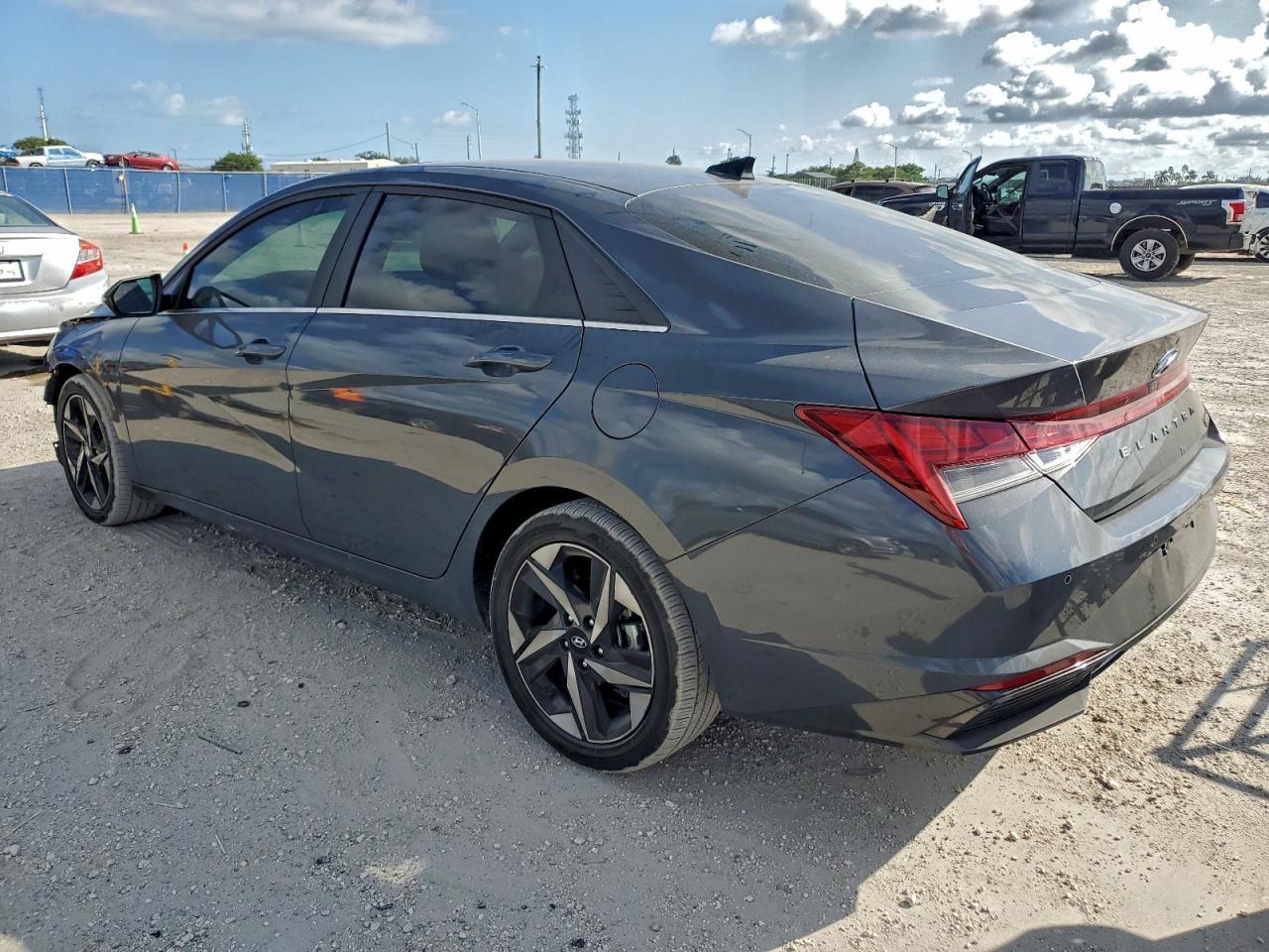 2023 Hyundai Elantra Limited - Фото 2