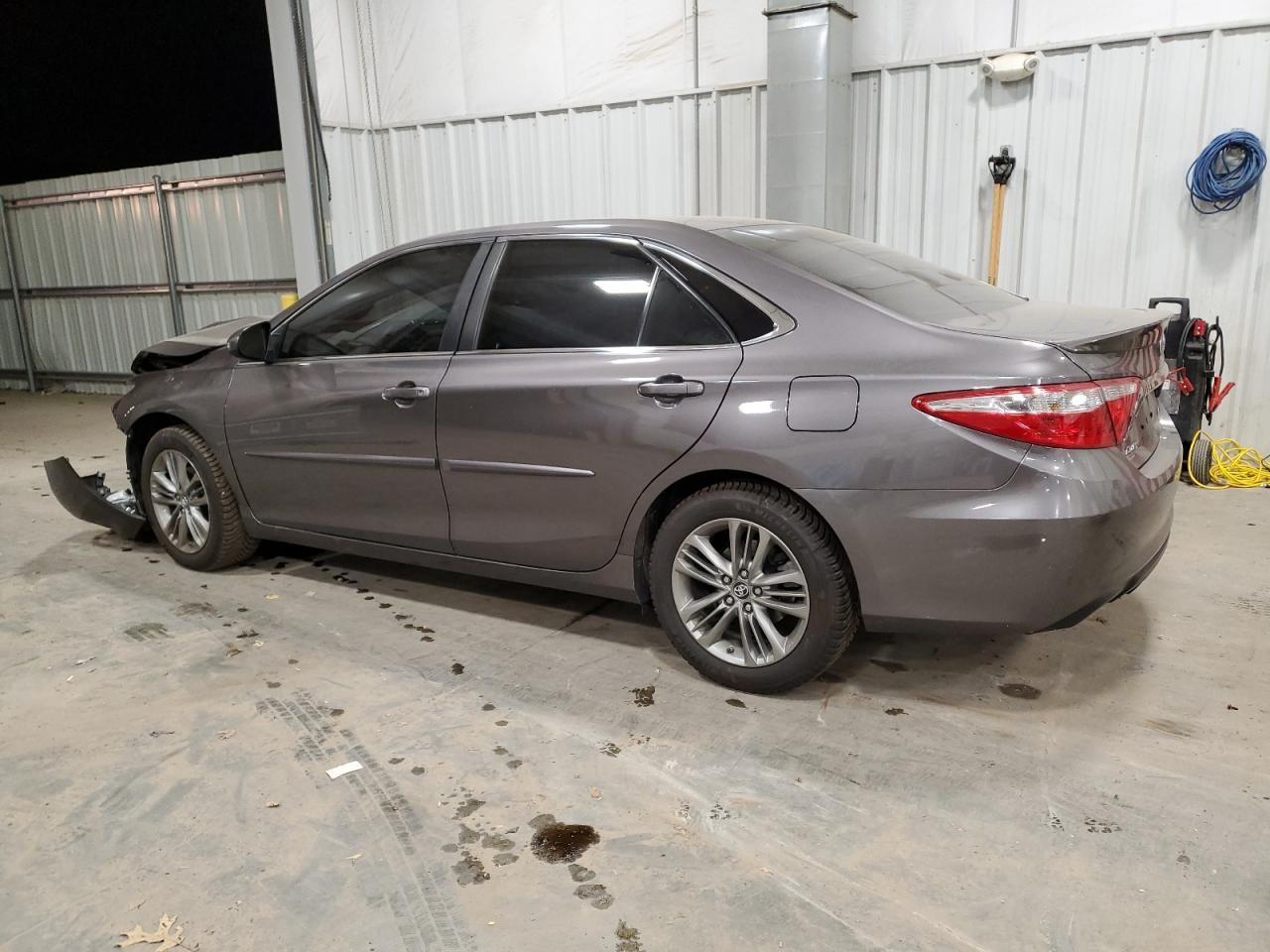 2016 Toyota Camry Le - Фото 2