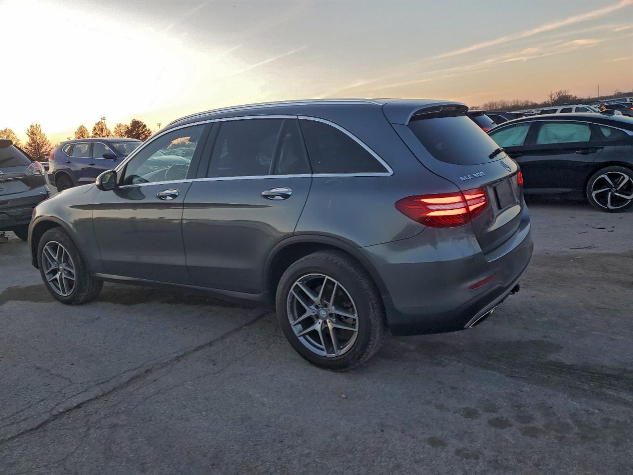 2016 Mercedes-Benz Glc 300 4Matic - Image 2