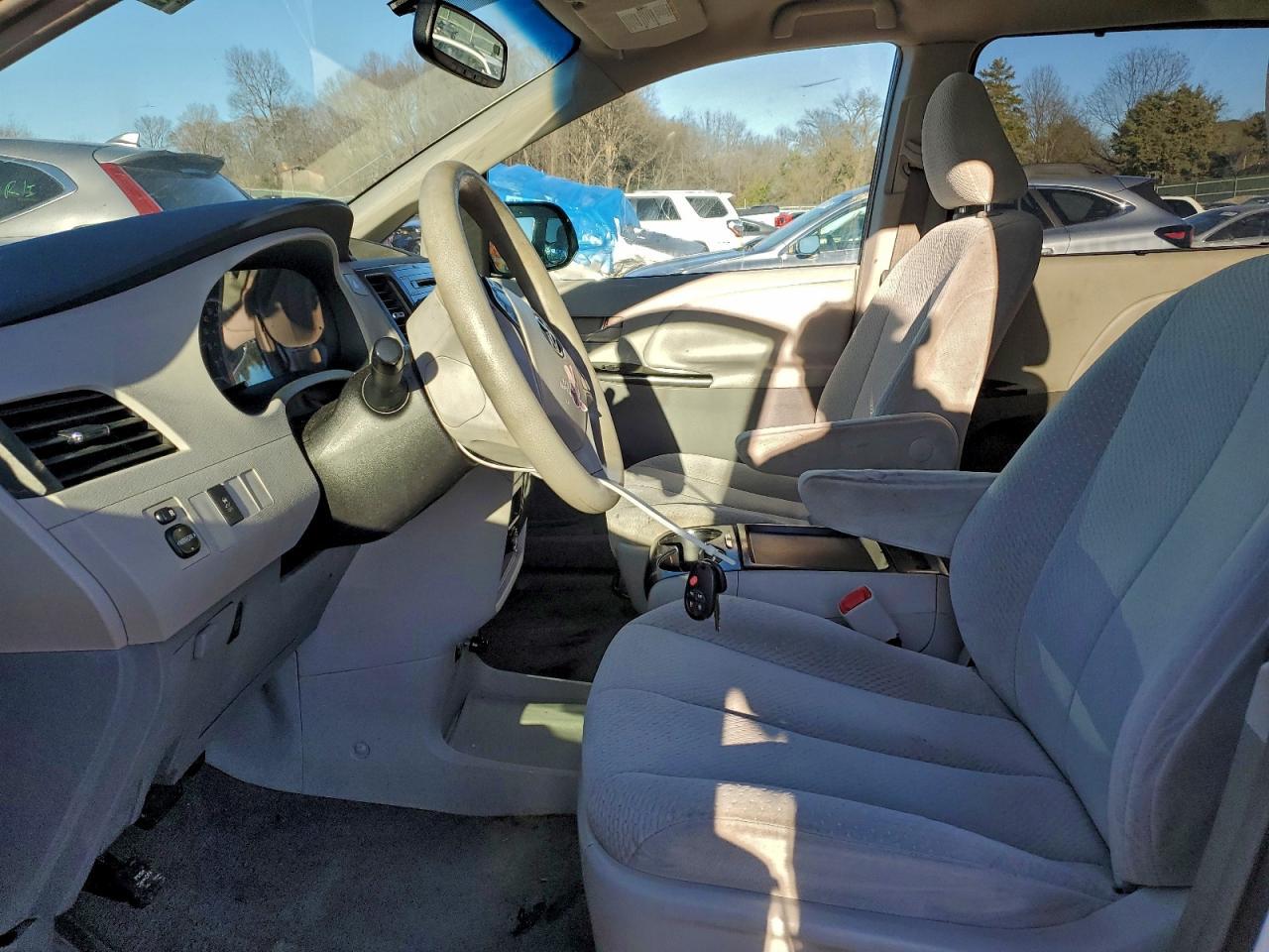 2011 Toyota Sienna Le - Image 7