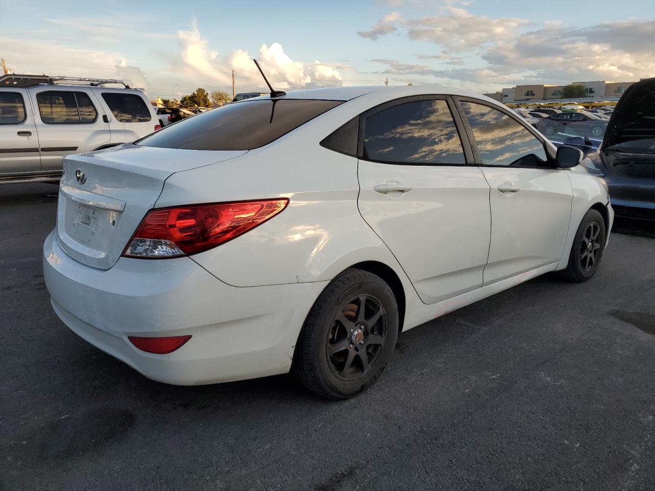 2012 Hyundai Accent Gls - Фото 3