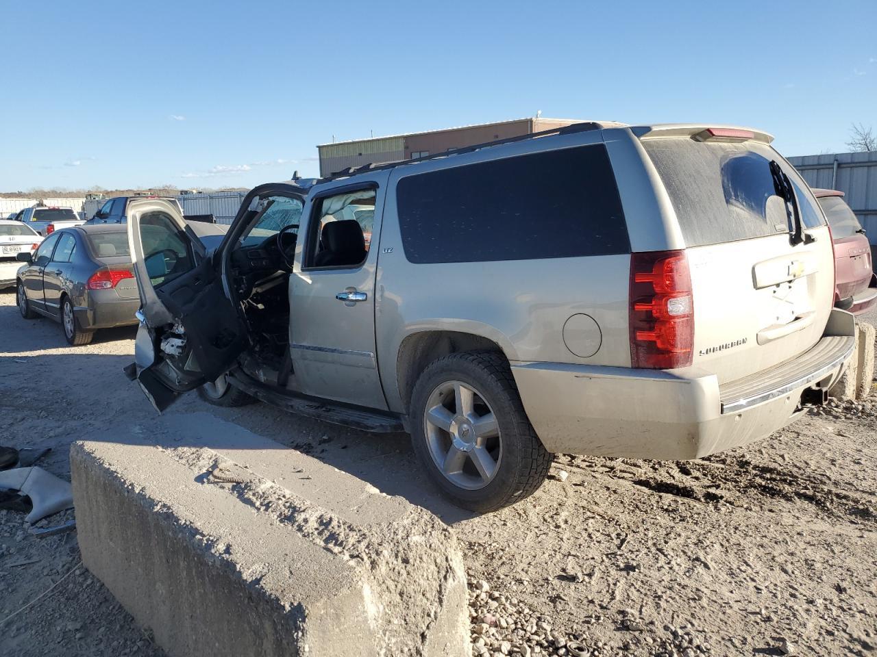 2014 Chevrolet Suburban K1500 Ltz - Image 2