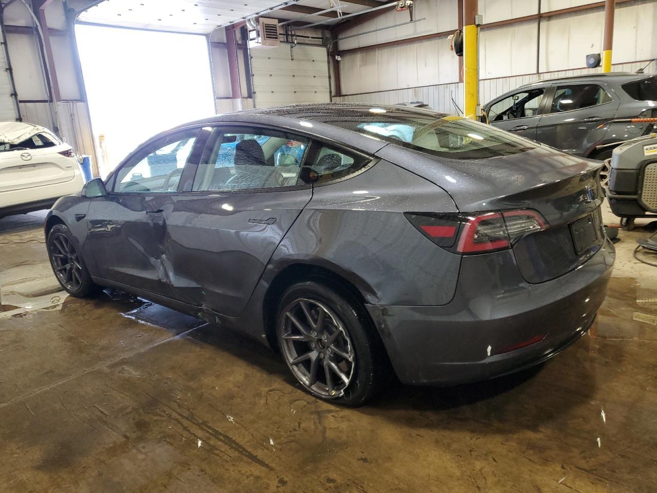 2022 Tesla Model 3 - Фото 2