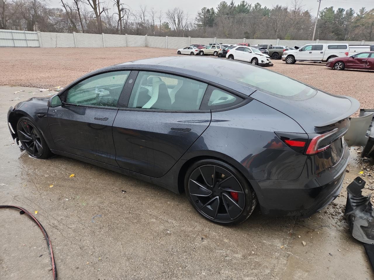 2024 Tesla Model 3 - Фото 2