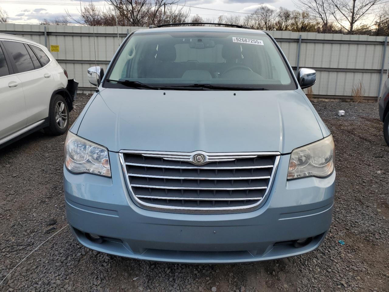 2010 Chrysler Town & Country Touring Plus - Фото 5