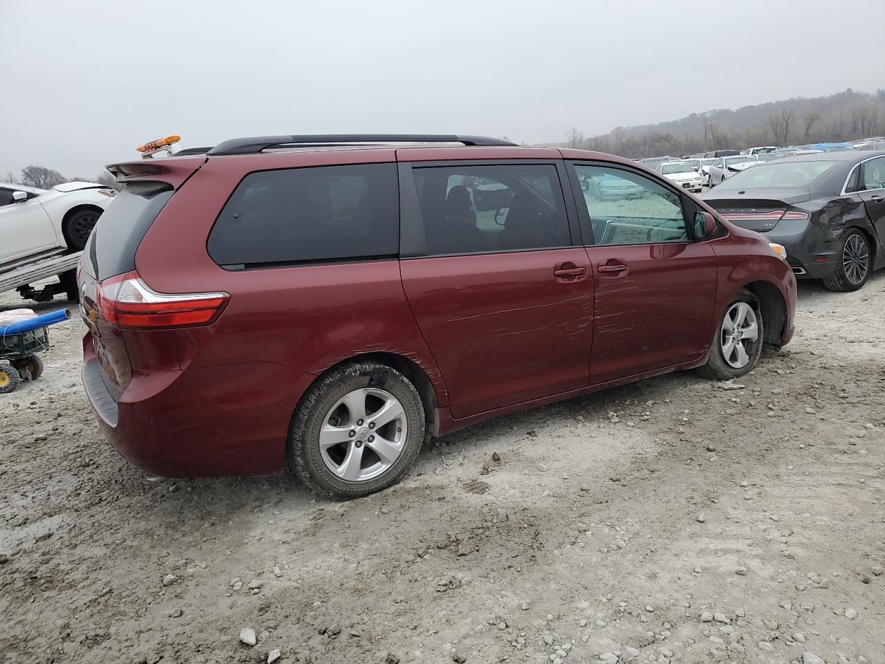 2015 Toyota Sienna Le - Image 3