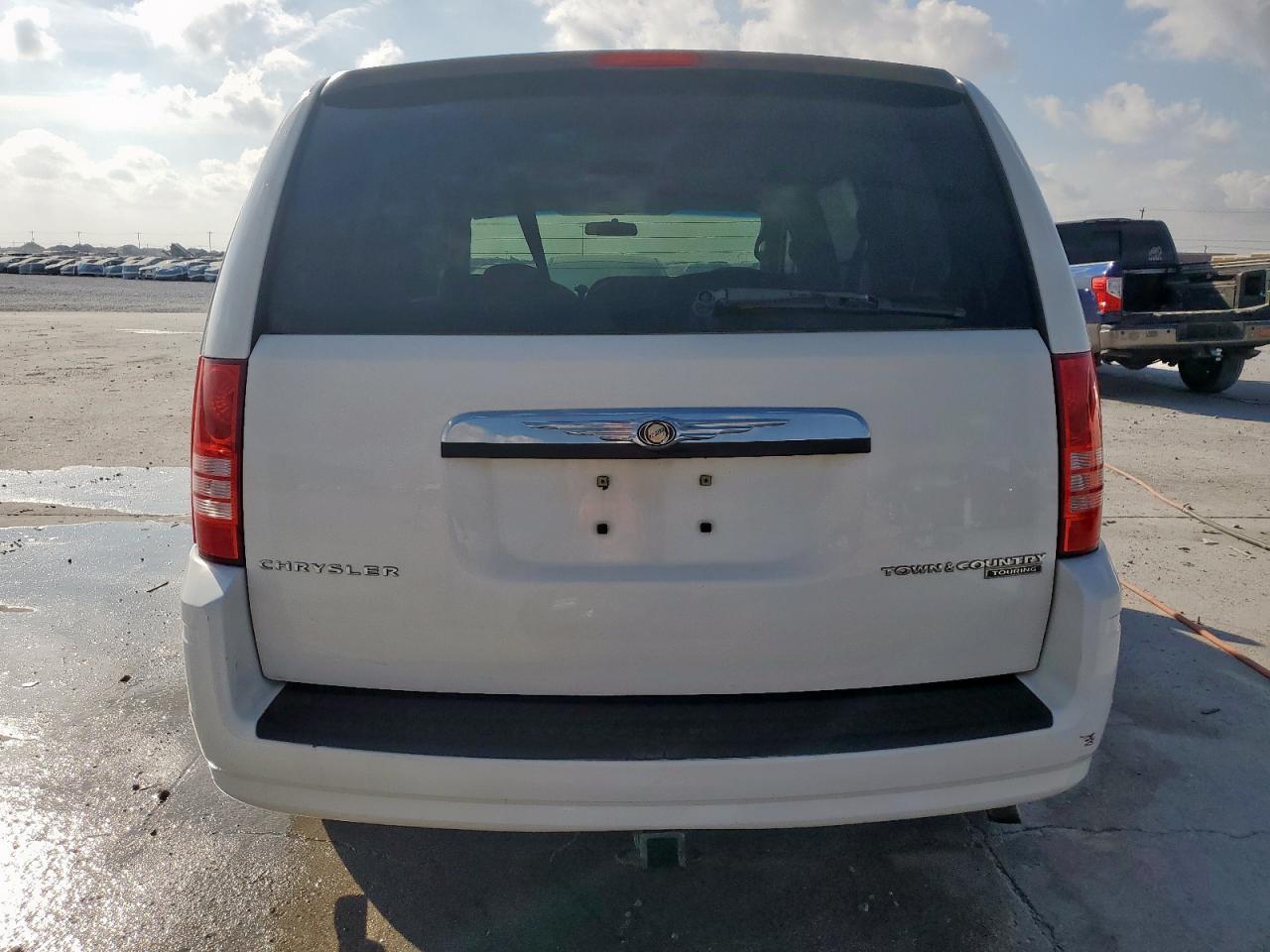 2010 Chrysler Town & Country Touring - Фото 6