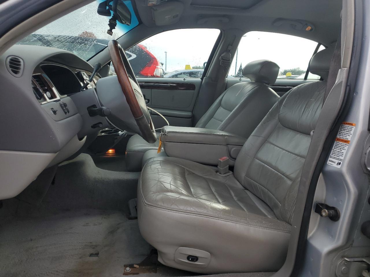 2001 Lincoln Town Car Signature - Image 7