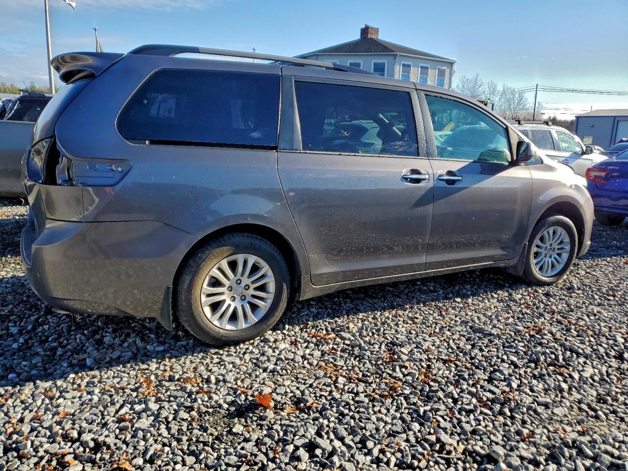 2017 Toyota Sienna Xle - Фото 3