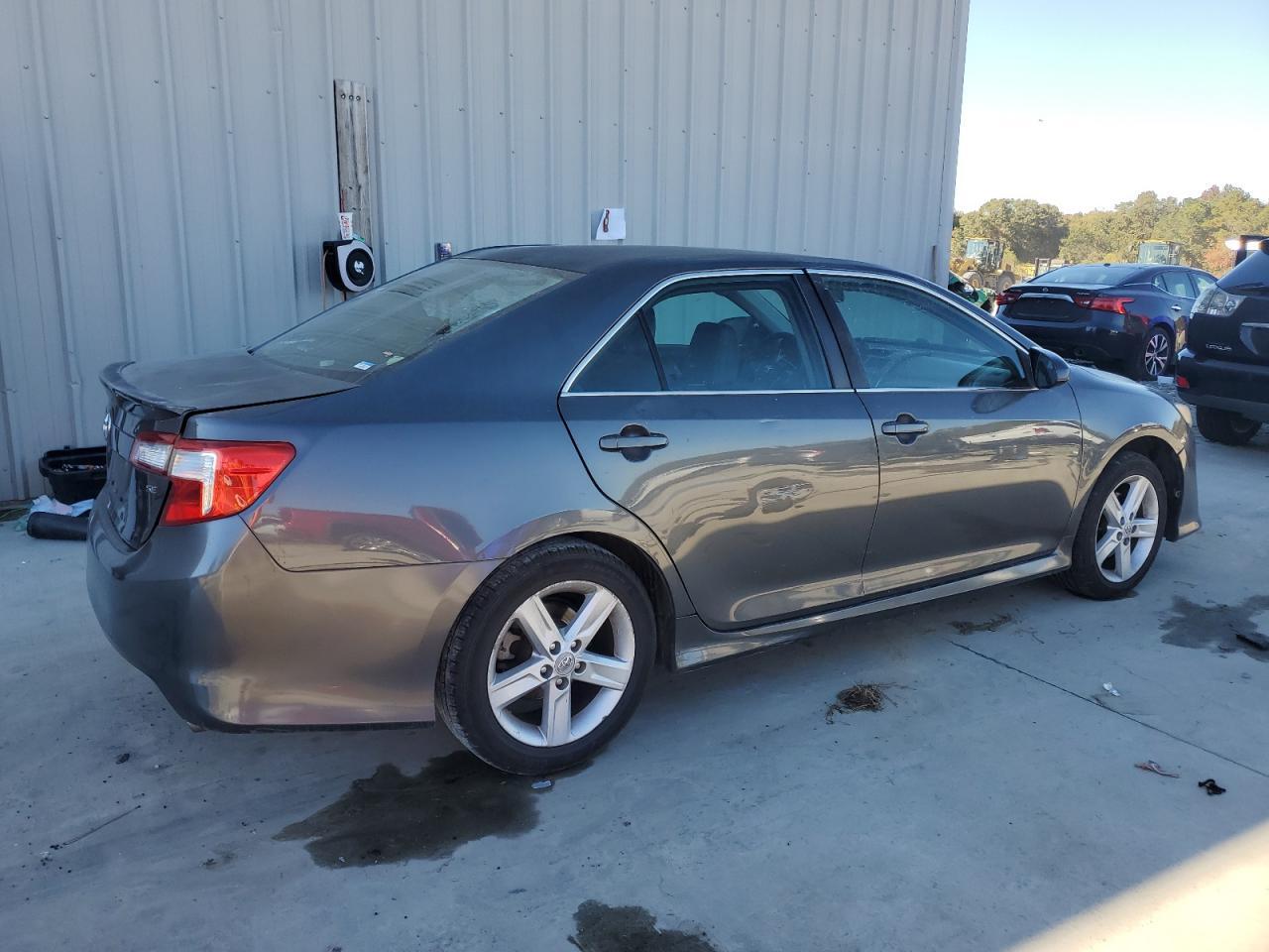 2012 Toyota Camry Base - Фото 3