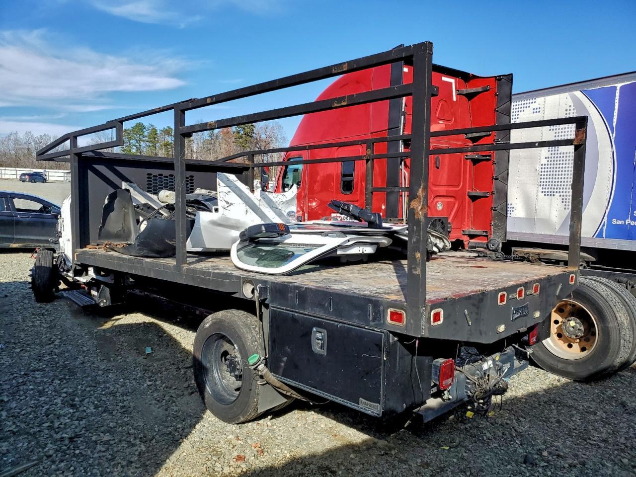 2023 Chevrolet Silverado Medium Duty - Фото 2