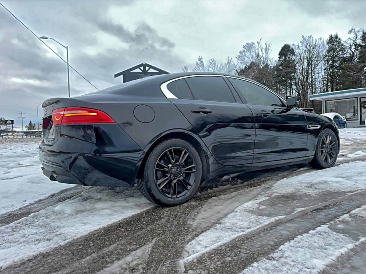 2018 Jaguar Xe Premium - Image 4