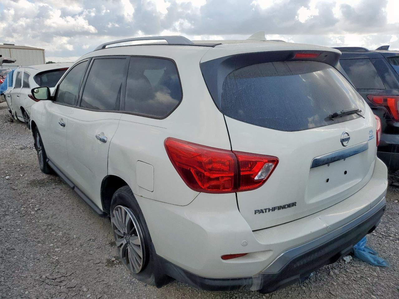 2020 Nissan Pathfinder S - Image 2