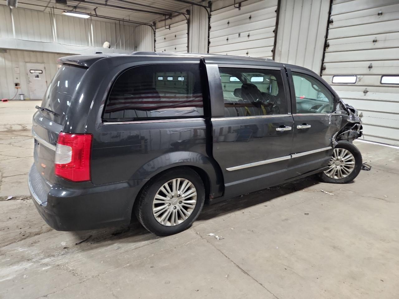 2012 Chrysler Town & Country Limited - Фото 3