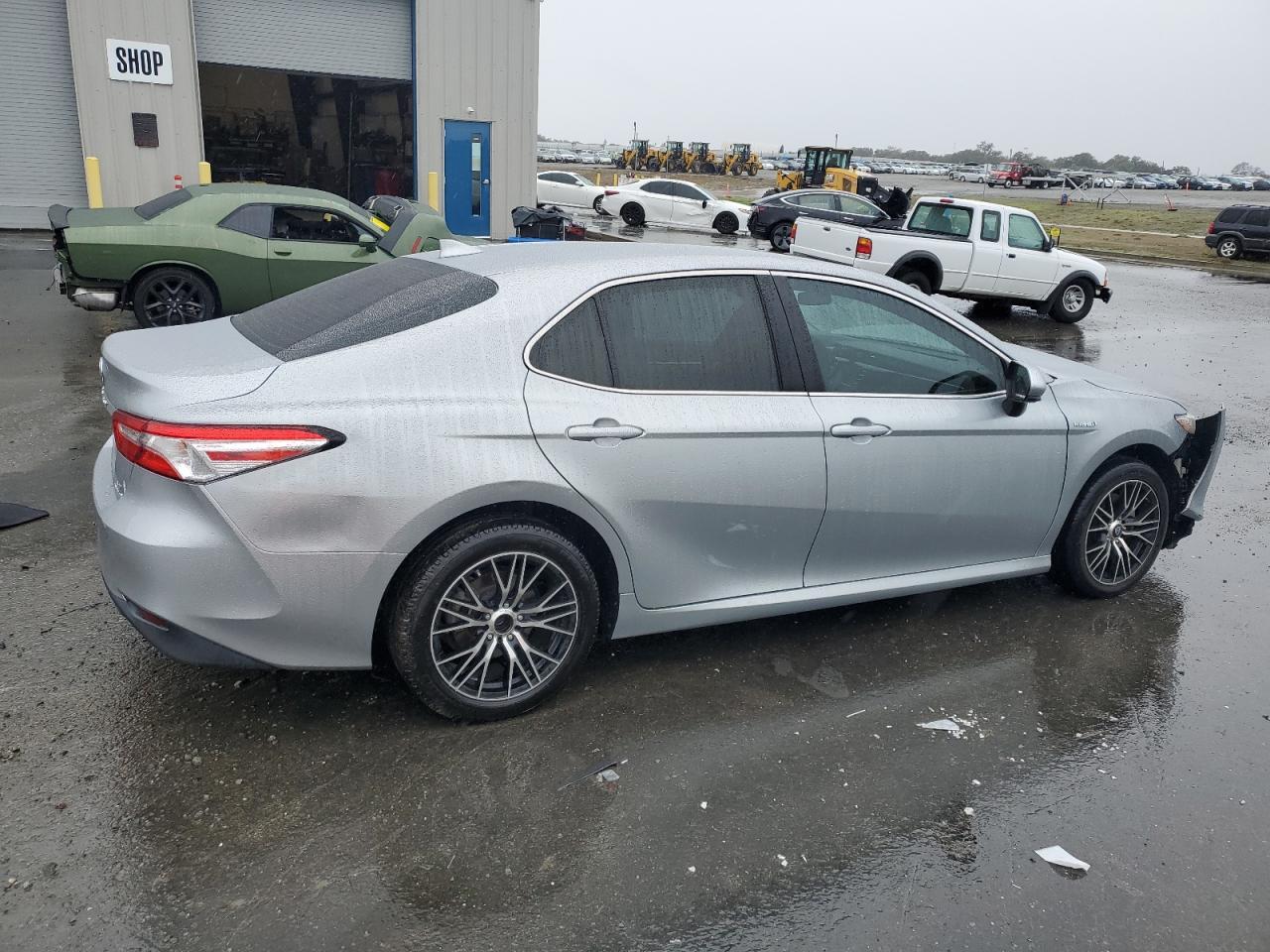 2020 Toyota Camry Le - Фото 3
