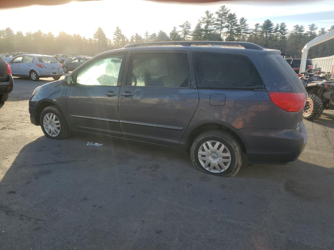 2007 Toyota Sienna Ce - Image 2