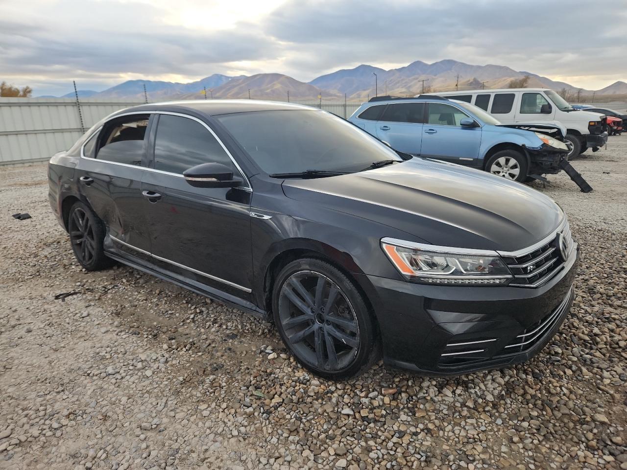 2017 Volkswagen Passat R-Line - Image 4