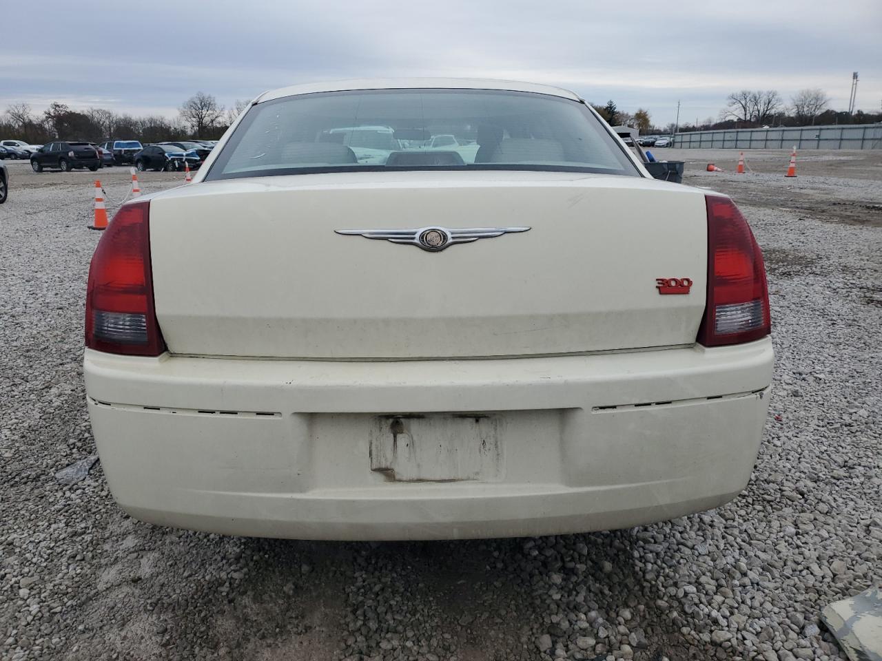 2005 Chrysler 300 Touring - Image 6